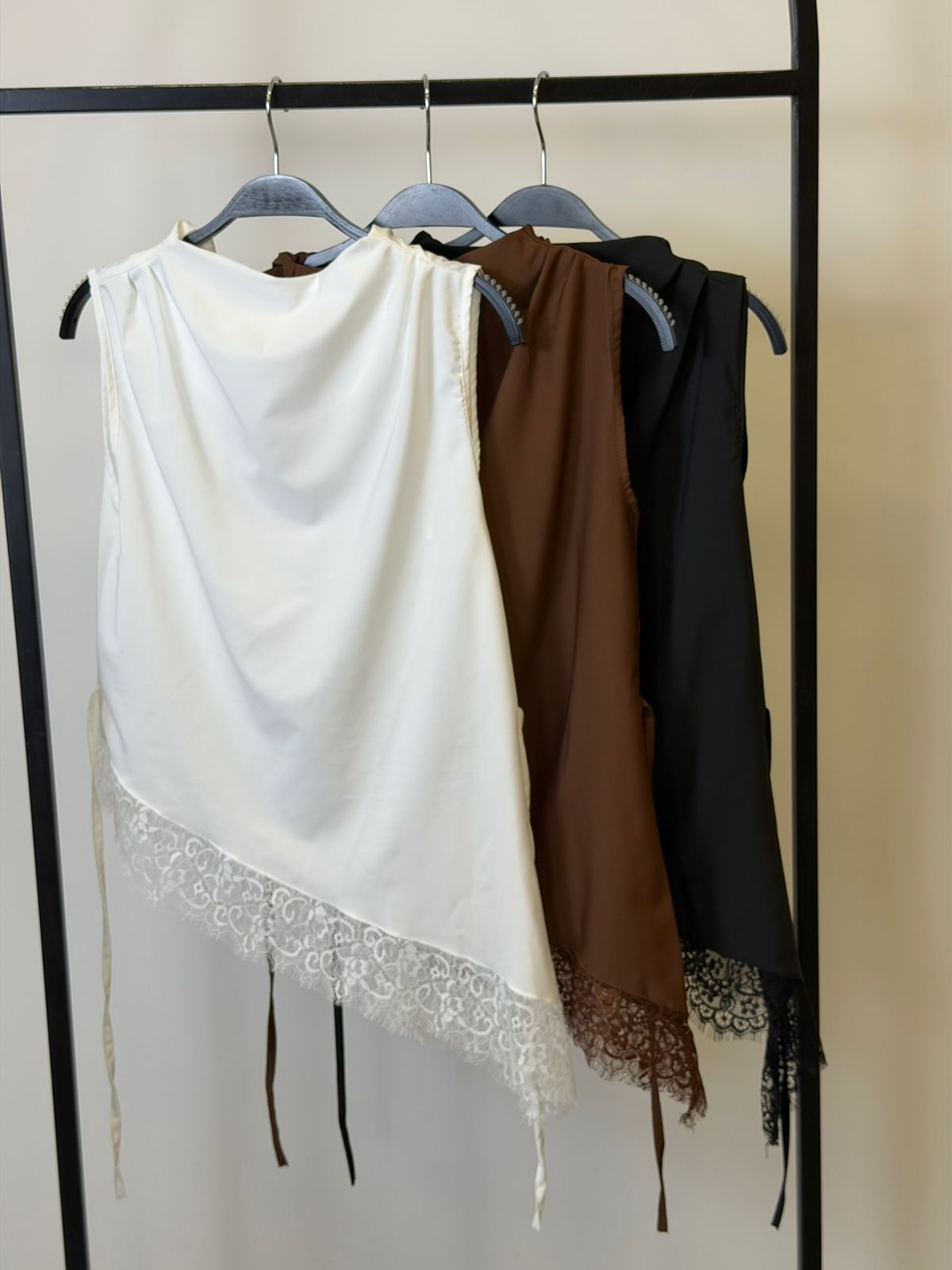 BLUSA REGATA ASSIMÉTRICA COM RENDA