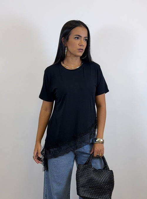 Blusa Assimétrica com Renda
