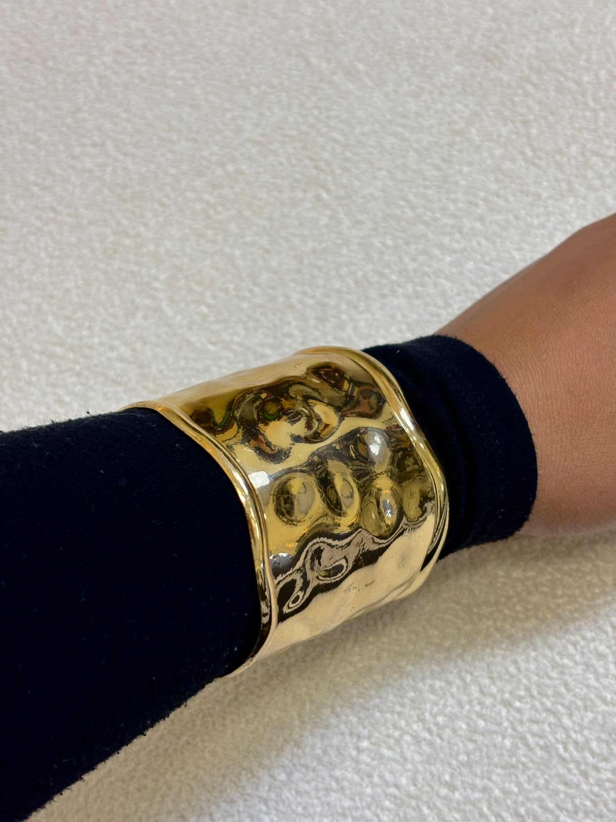 BRACELETE LARGO COM ONDULAÇÕES