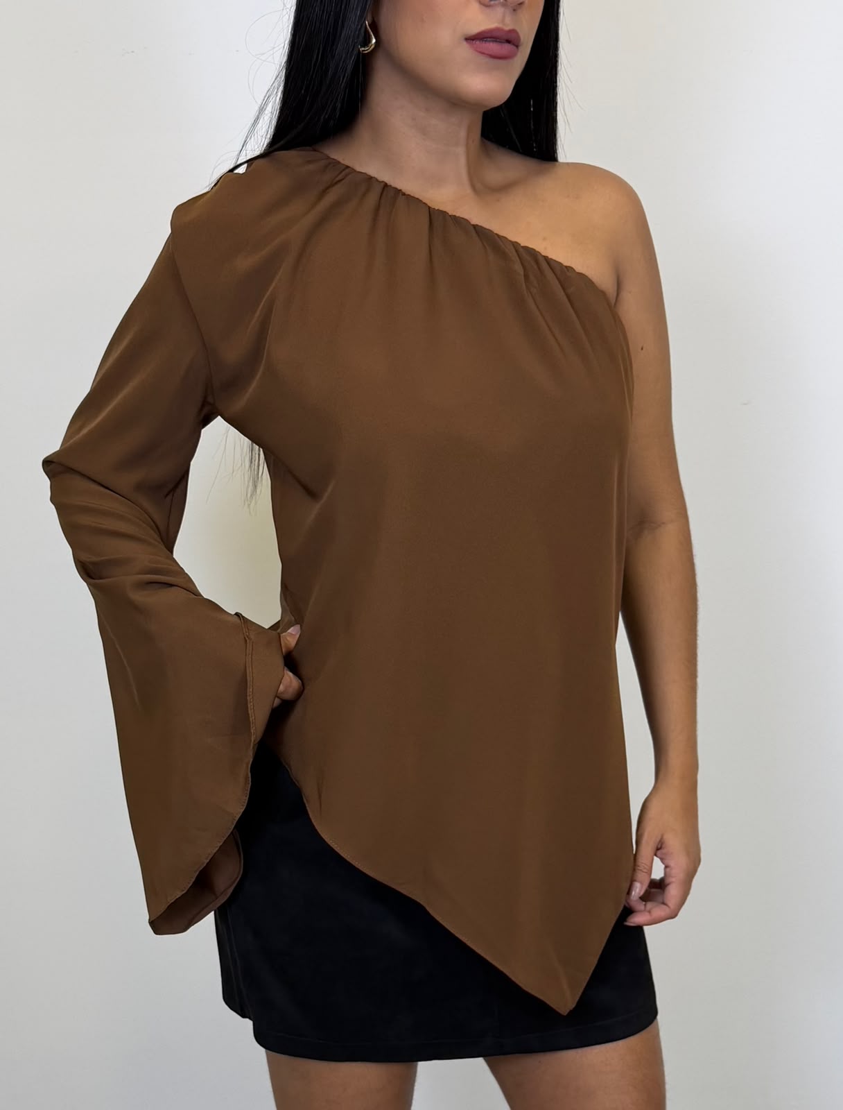 BLUSA MANGA LONGA UM OMBRO SÓ