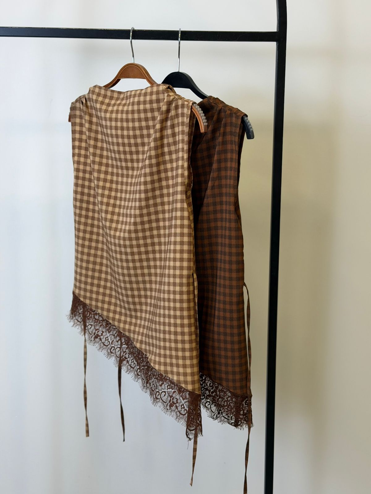 BLUSA REGATA ASSIMÉTRICA COM RENDA XADREZ